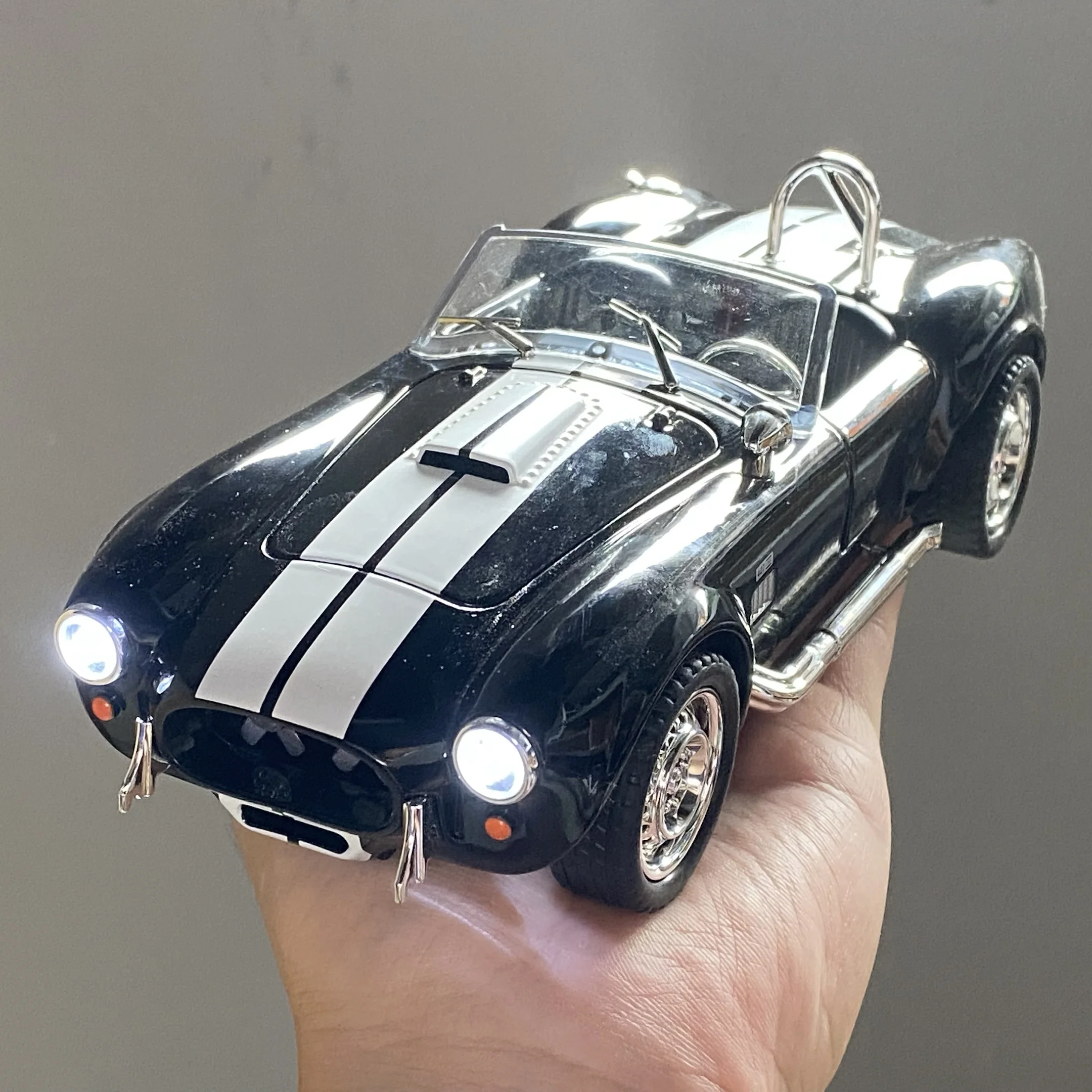 1965 Ford Shelby AC Cobra Diecast Model 1:22 6 1965 Ford Shelby AC Cobra Diecast Model 1:22 - Image 6