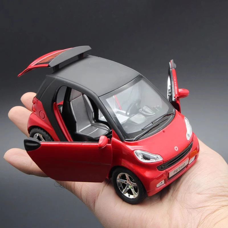 Mercedes Benz Smart Fortwo Diecast Model 1:32 3 Mercedes Benz Smart Fortwo Diecast Model 1:32 - Image 3