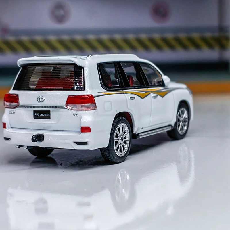 JKM 1:64 Diecast Toyota Land Cruiser Model 3 JKM 1:64 Diecast Toyota Land Cruiser Model - Image 3