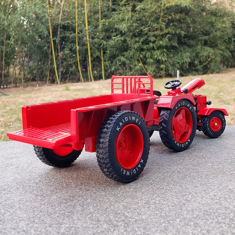 1:18 Scale Vintage Red Tractor Model with Trailer 2 1:18 Scale Vintage Red Tractor Model with Trailer - Image 2