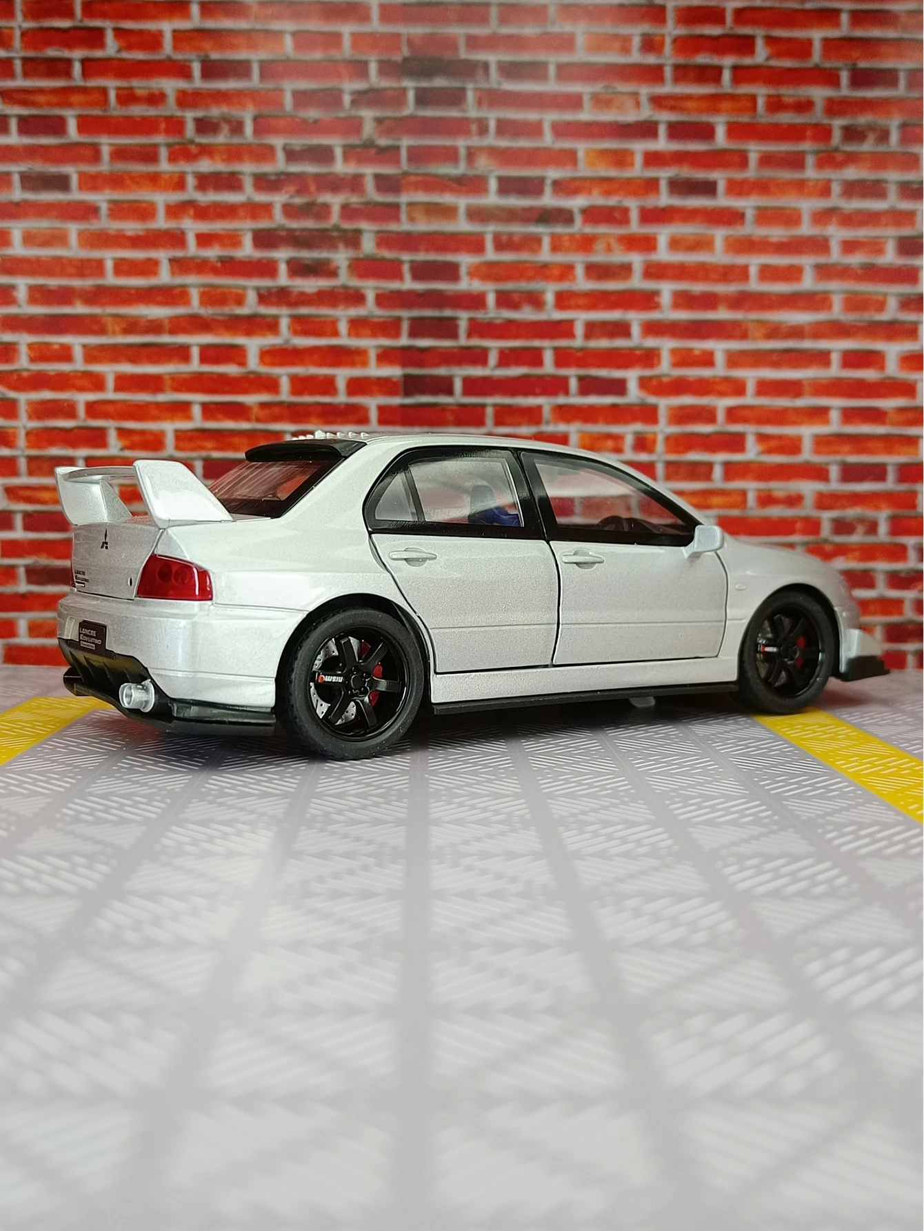 1:32 Mitsubishi Evo 9 Alloy Racing Car Model 6 1:32 Mitsubishi Evo 9 Alloy Racing Car Model - Image 6
