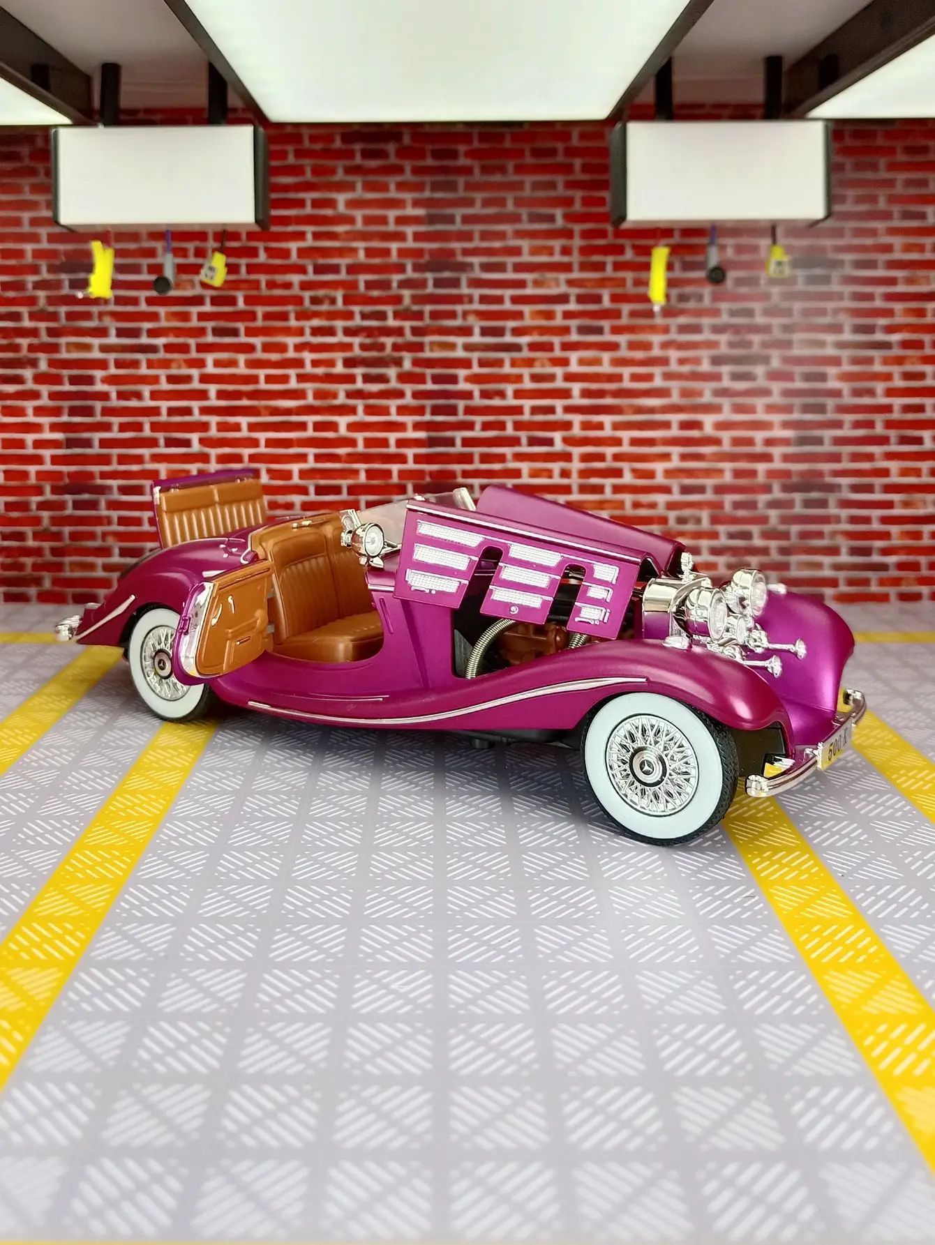 1:24 Scale Mercedes Benz 500K Model Car 3 1:24 Scale Mercedes Benz 500K Model Car - Image 3