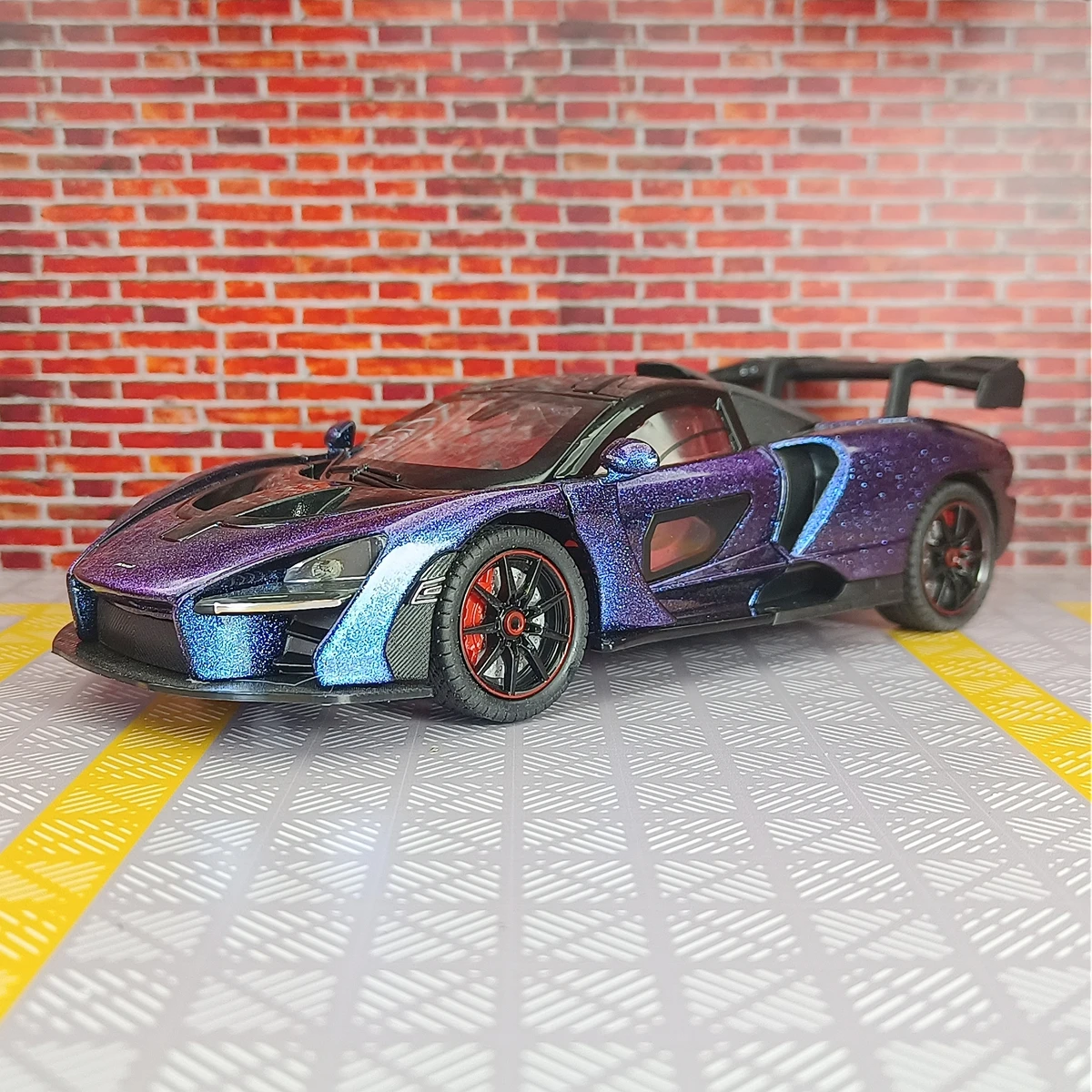 1:24 McLaren Senna Supercar Diecast Model 8 1:24 McLaren Senna Supercar Diecast Model - Image 8