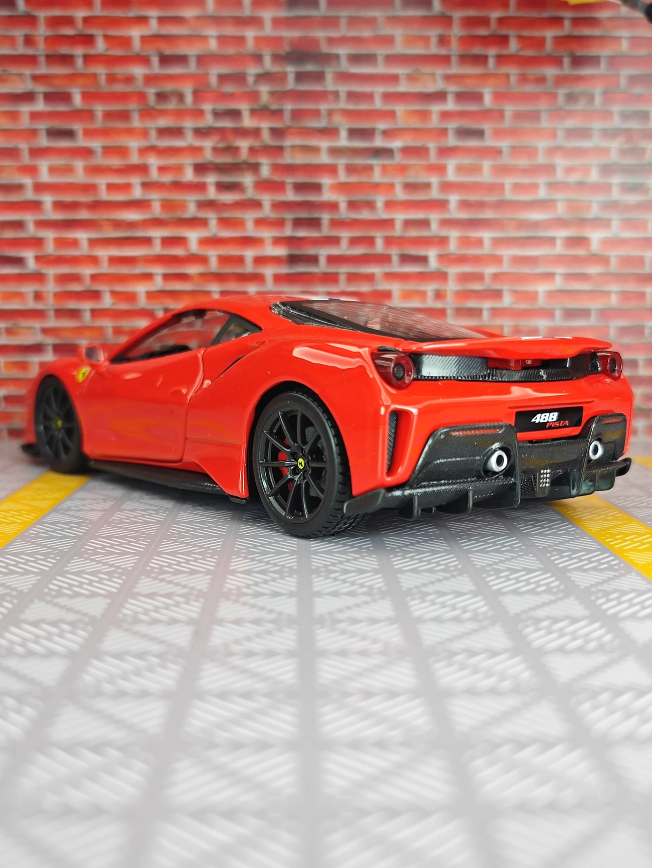 Ferrari 488 PISTA 1:24 Scale Diecast Model 2 Ferrari 488 PISTA 1:24 Scale Diecast Model - Image 2