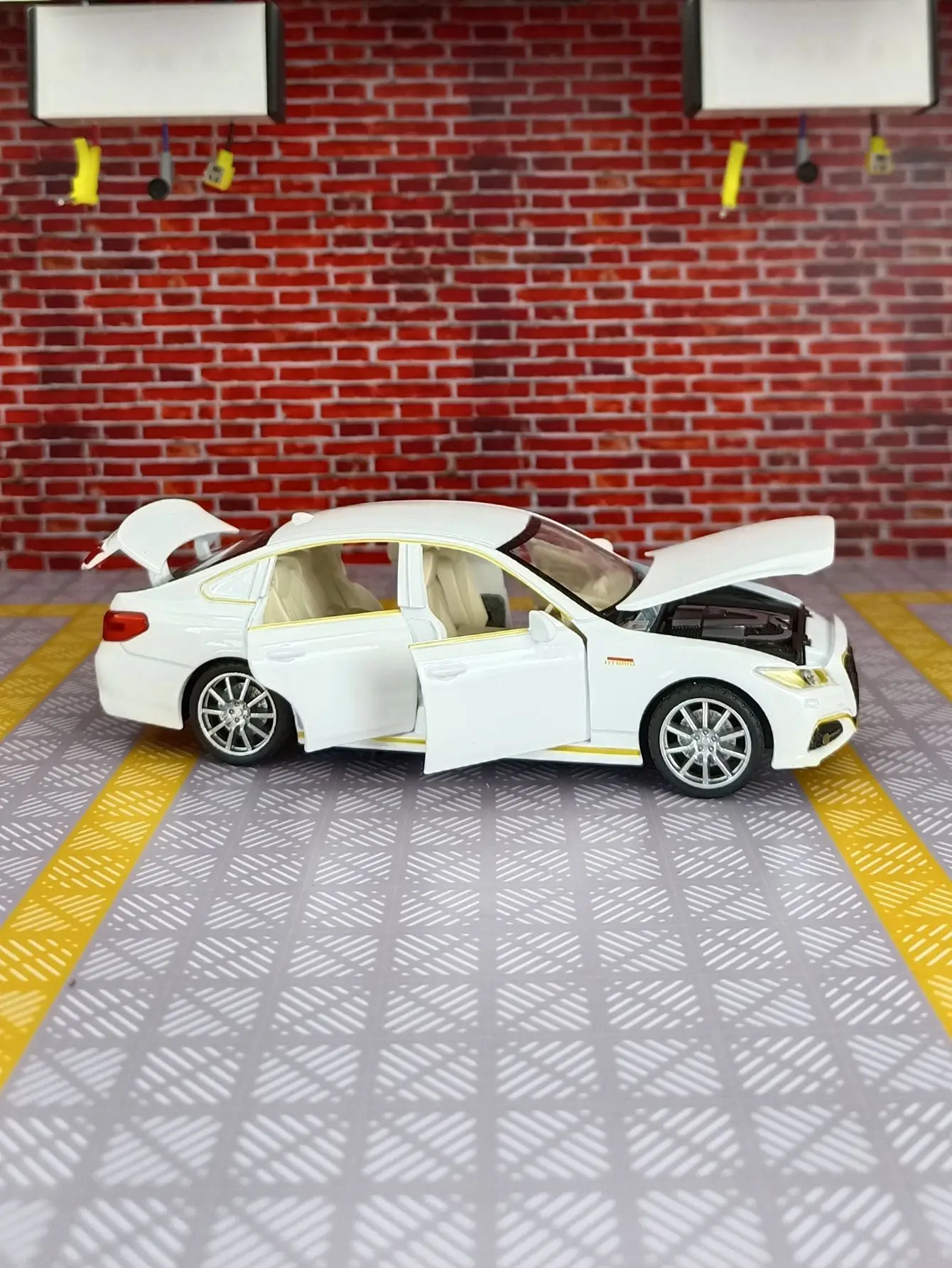 1:32 Scale Alloy Diecast Car Model 2 1:32 Scale Alloy Diecast Car Model - Image 2