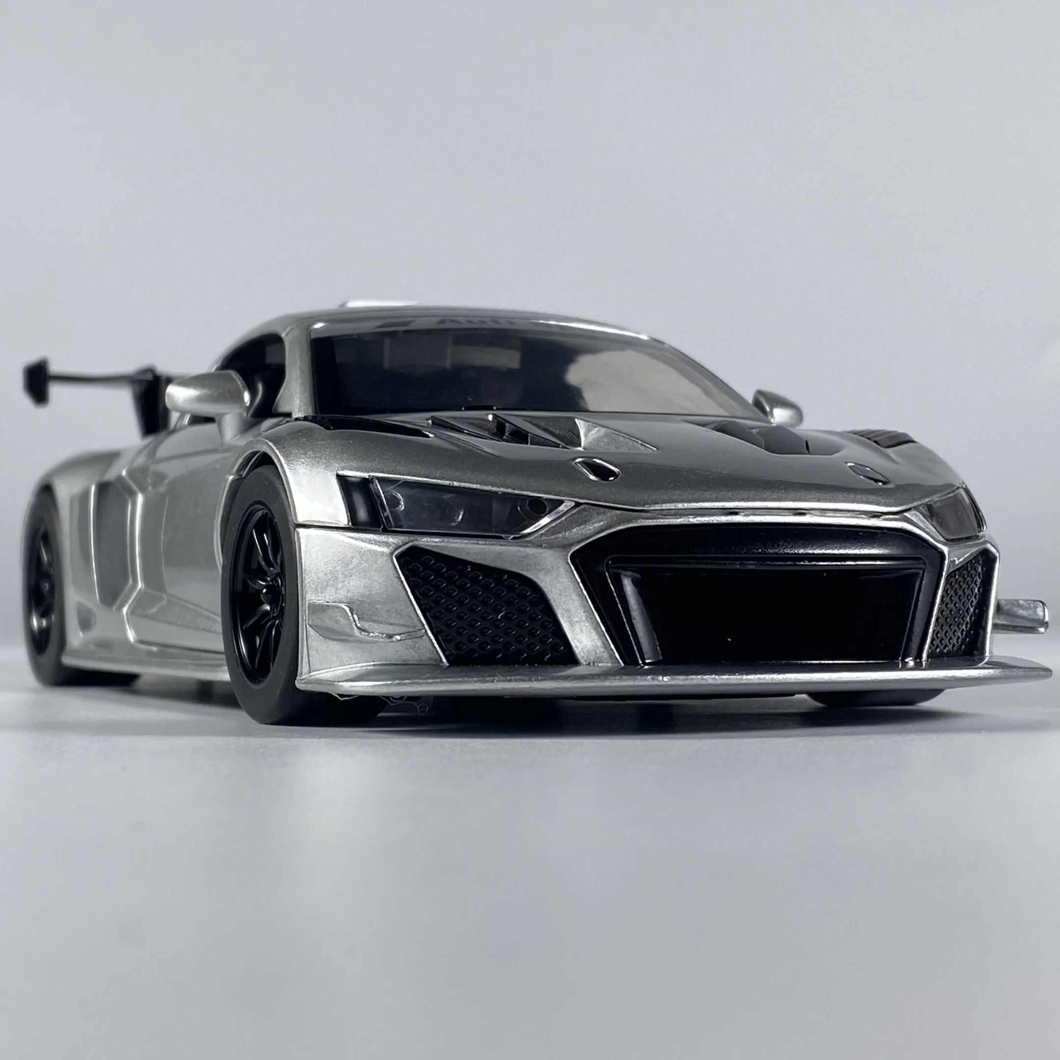 1:24 Scale R8 LMS GT2 Diecast Model Car 3 1:24 Scale R8 LMS GT2 Diecast Model Car - Image 3