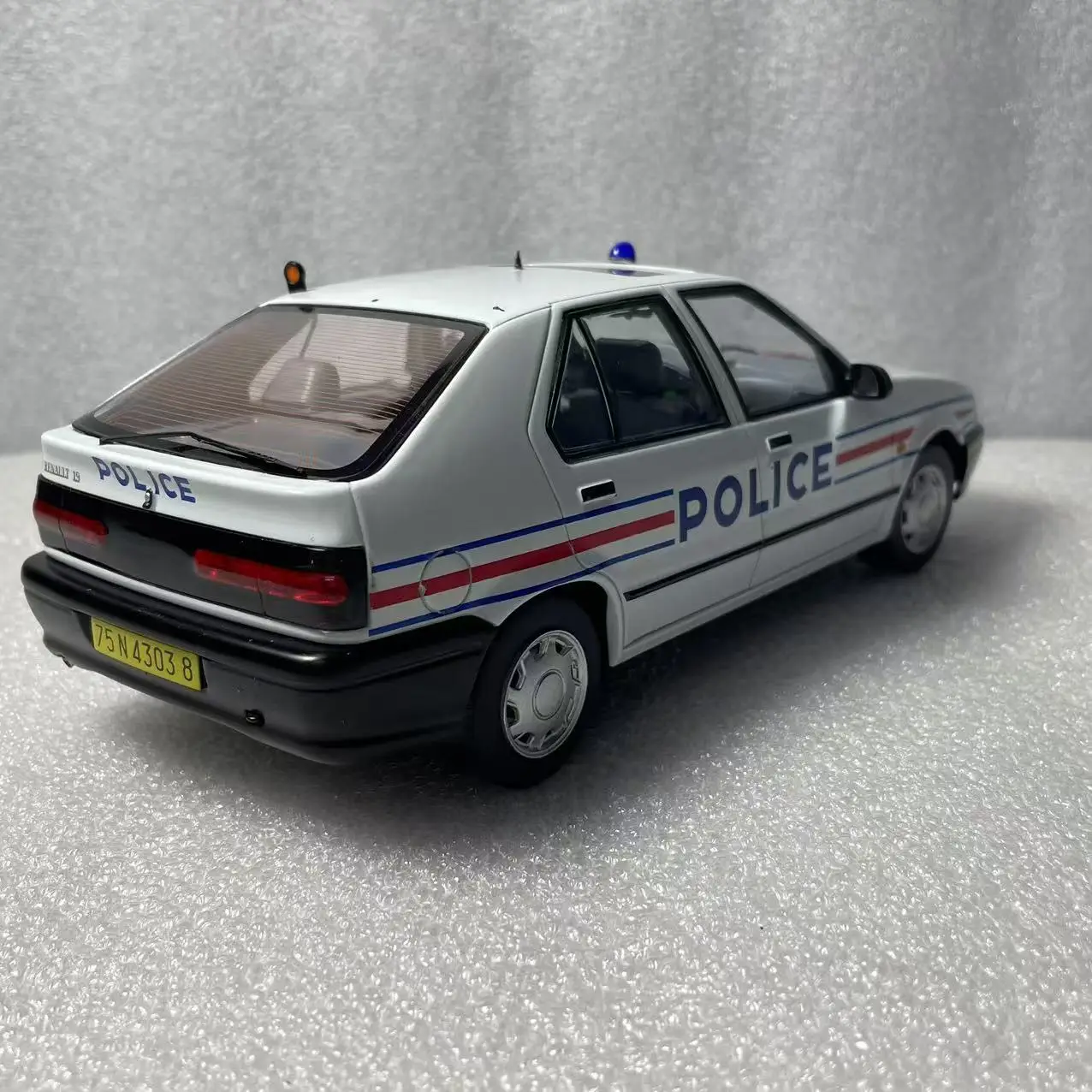 1/18 Scale Renault 19 Police Car Model 3 1/18 Scale Renault 19 Police Car Model - Image 3
