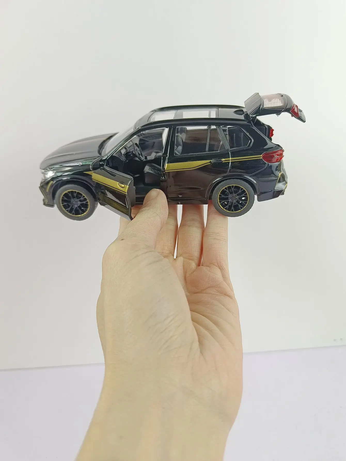 1:32 Scale BMW X5M Diecast Model Car 4 1:32 Scale BMW X5M Diecast Model Car - Image 4
