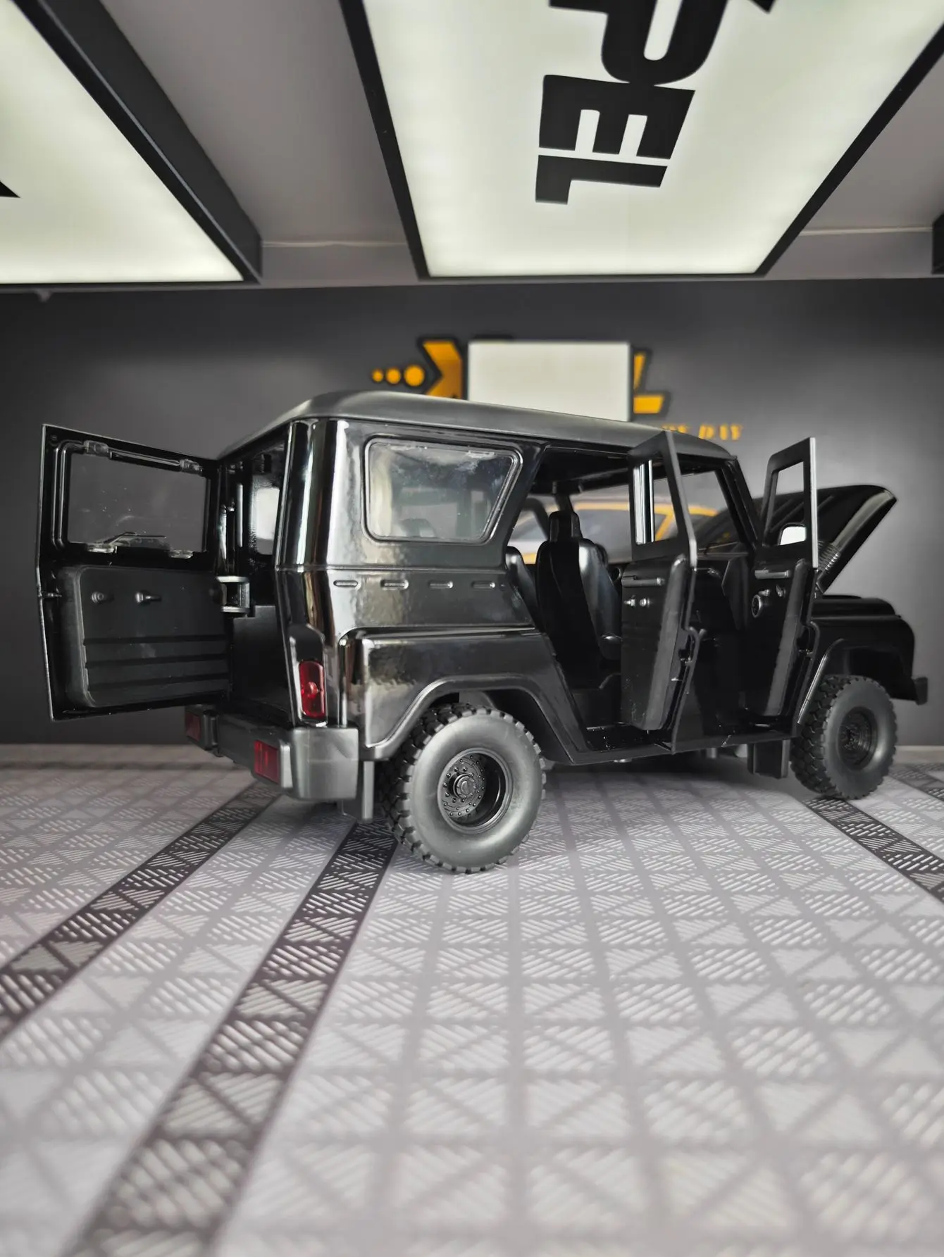 1:18 Scale Diecast Off-Road Vehicle Model 2 1:18 Scale Diecast Off-Road Vehicle Model - Image 2