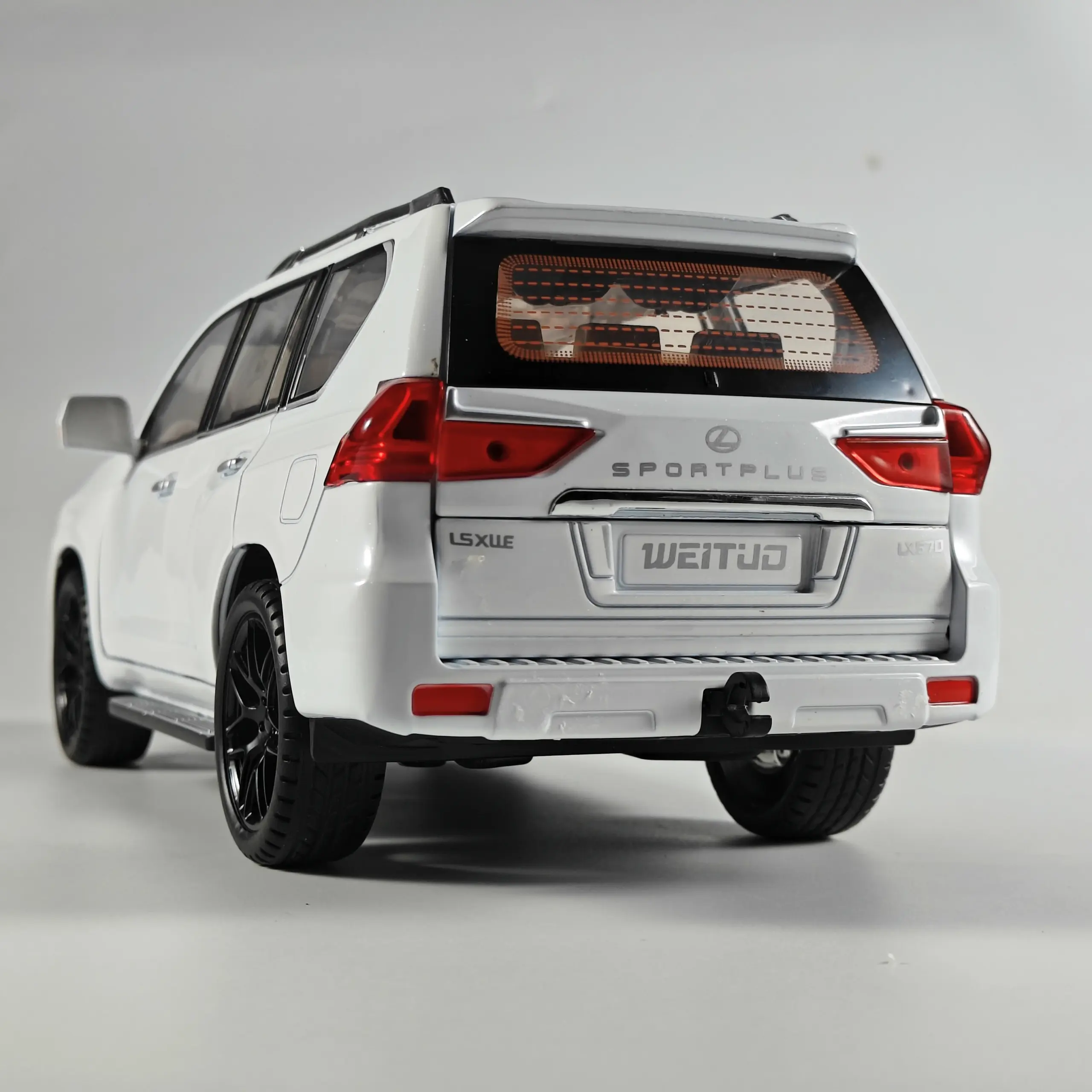 Lexus LX570 1:18 Diecast Model SUV Collector's Item 2 Lexus LX570 1:18 Diecast Model SUV Collector's Item - Image 2