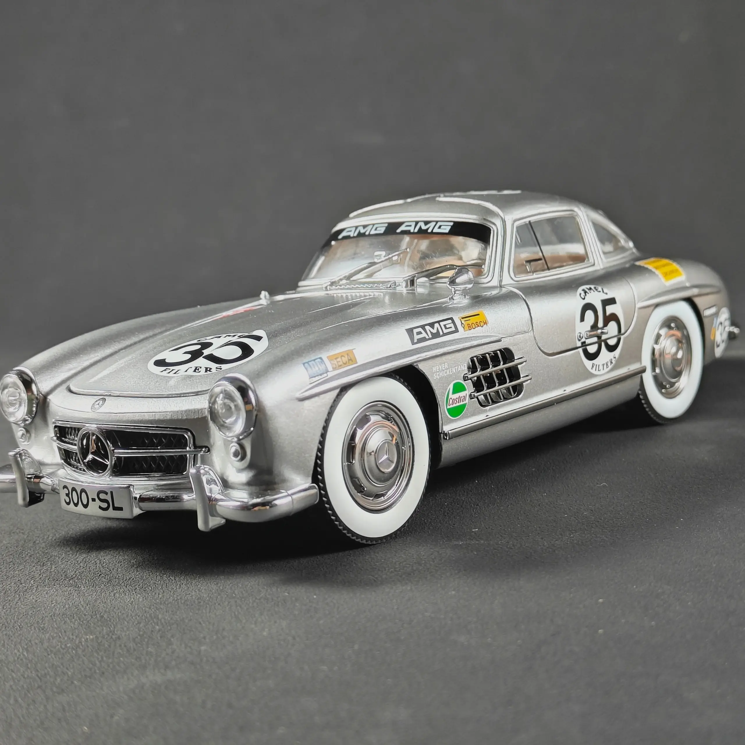 Mercedes-Benz 300SL 1:24 Diecast Model Car 5 Mercedes-Benz 300SL 1:24 Diecast Model Car - Image 5