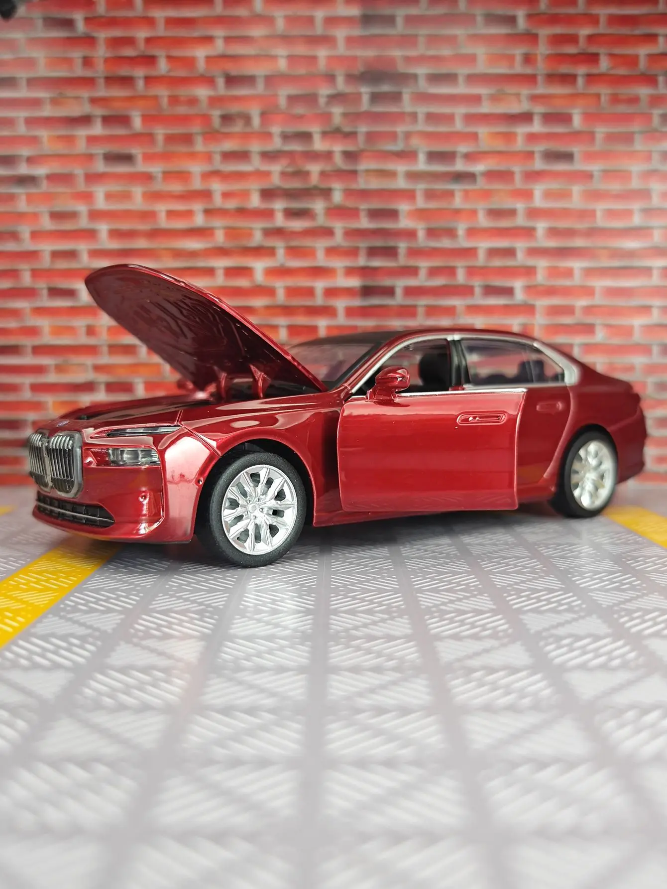 BMW I7 1:32 Scale Alloy Model Car 3 BMW I7 1:32 Scale Alloy Model Car - Image 3