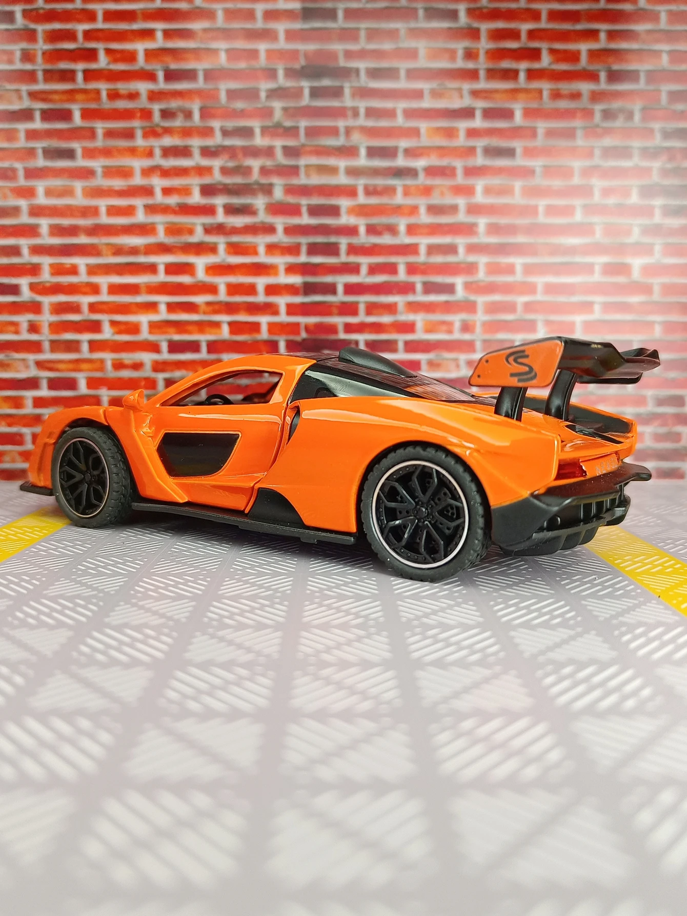 1/32 Scale McLaren Senna Alloy Model Car 4 1/32 Scale McLaren Senna Alloy Model Car - Image 4