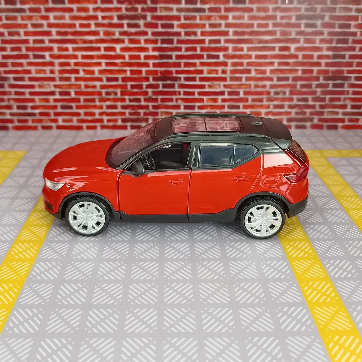 Volvo XC40 1:32 Scale Diecast Model 8 Volvo XC40 1:32 Scale Diecast Model - Image 8