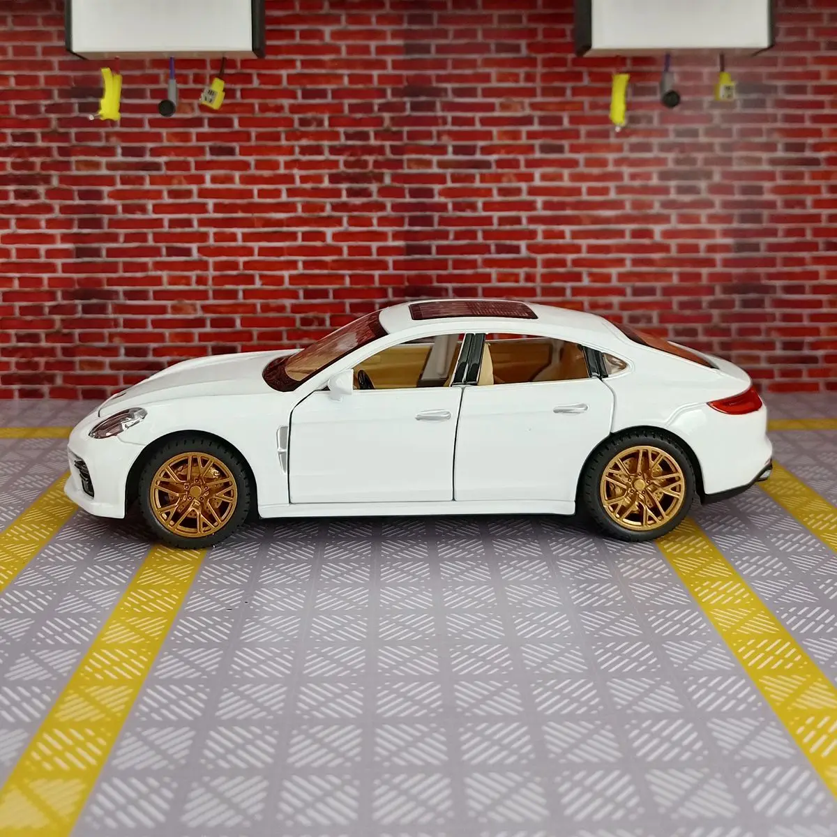 1:24 Scale Paramela Sport Car Diecast Model 10 1:24 Scale Paramela Sport Car Diecast Model - Image 10