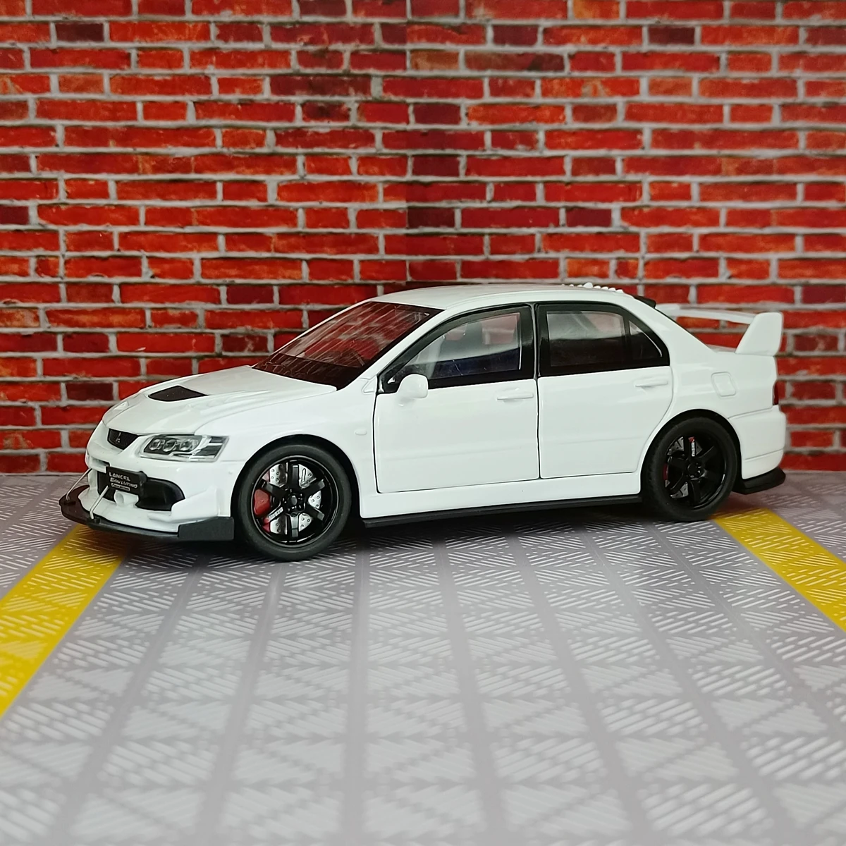 1:32 Mitsubishi Evo 9 Alloy Racing Car Model 7 1:32 Mitsubishi Evo 9 Alloy Racing Car Model - Image 7
