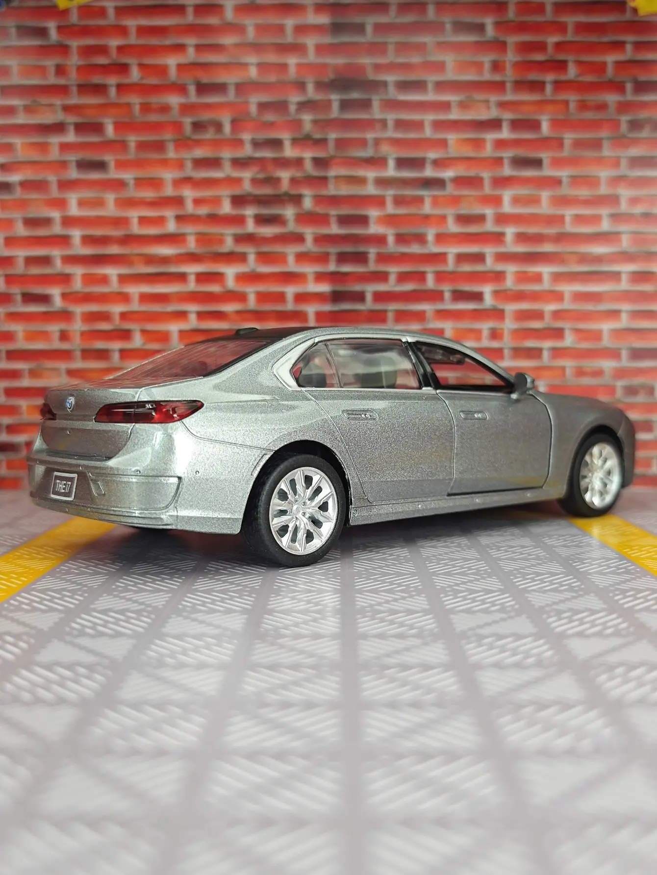 BMW I7 1:32 Scale Alloy Model Car 6 BMW I7 1:32 Scale Alloy Model Car - Image 6