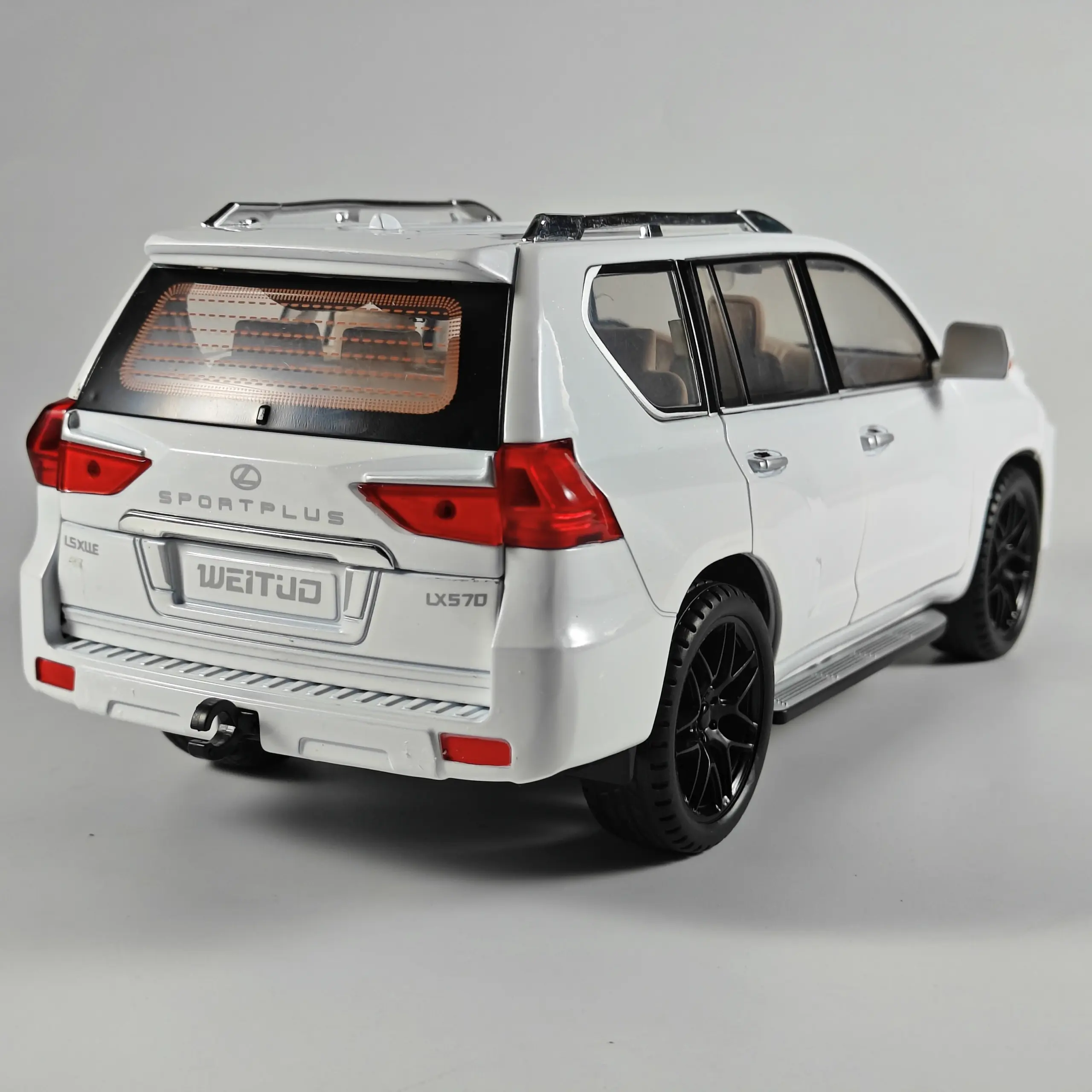 Lexus LX570 1:18 Diecast Model SUV Collector's Item 4 Lexus LX570 1:18 Diecast Model SUV Collector's Item - Image 4