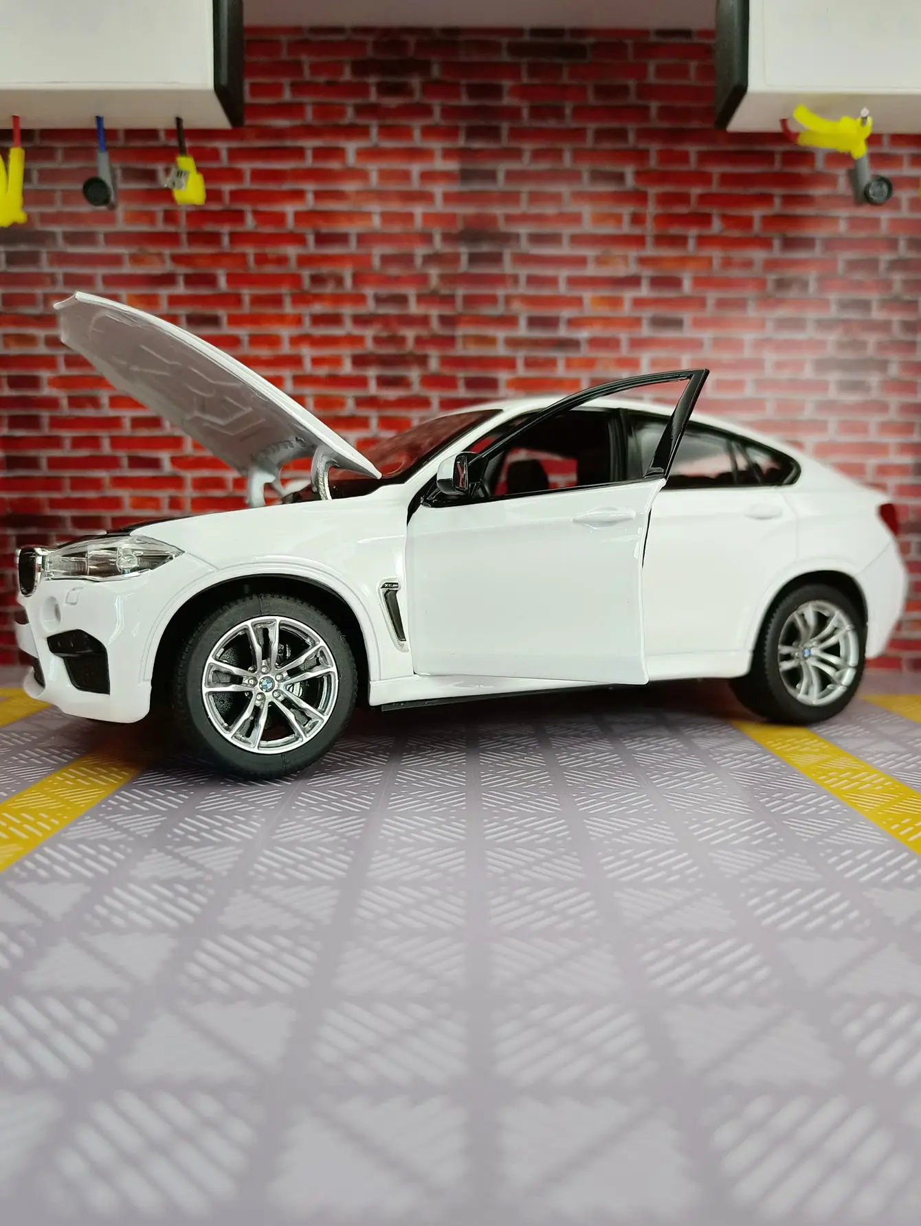 BMW X6M Coupe 1/24 Scale Diecast Model 2 BMW X6M Coupe 1/24 Scale Diecast Model - Image 2