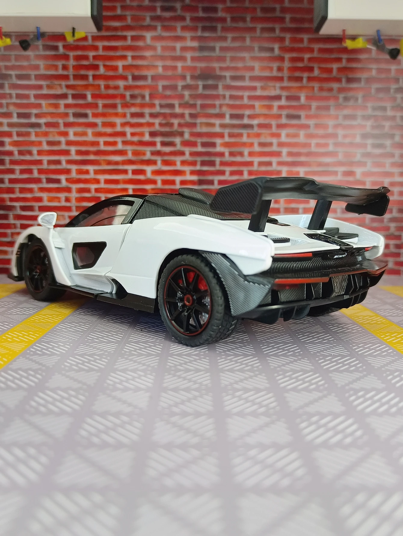 1:24 McLaren Senna Supercar Diecast Model 4 1:24 McLaren Senna Supercar Diecast Model - Image 4