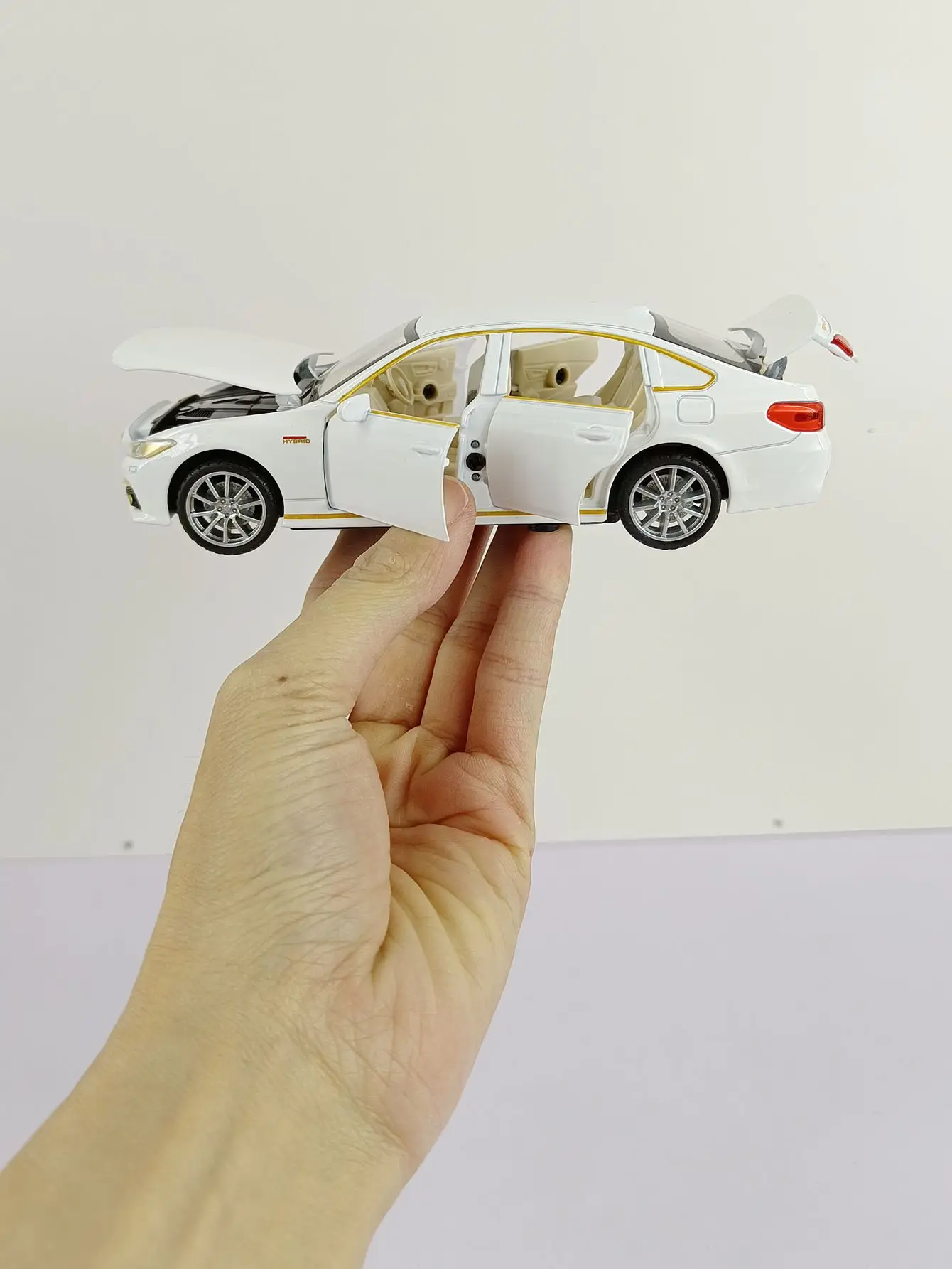 1:32 Scale Alloy Diecast Car Model 3 1:32 Scale Alloy Diecast Car Model - Image 3