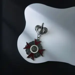 Crown Medal Brooch with Laurel Wreath Design 10 Sf04859e0351247b1886a3deb8456c8abO