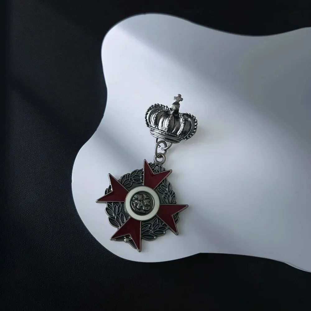 Crown Medal Brooch with Laurel Wreath Design 4 Crown Medal Brooch with Laurel Wreath Design - Image 4