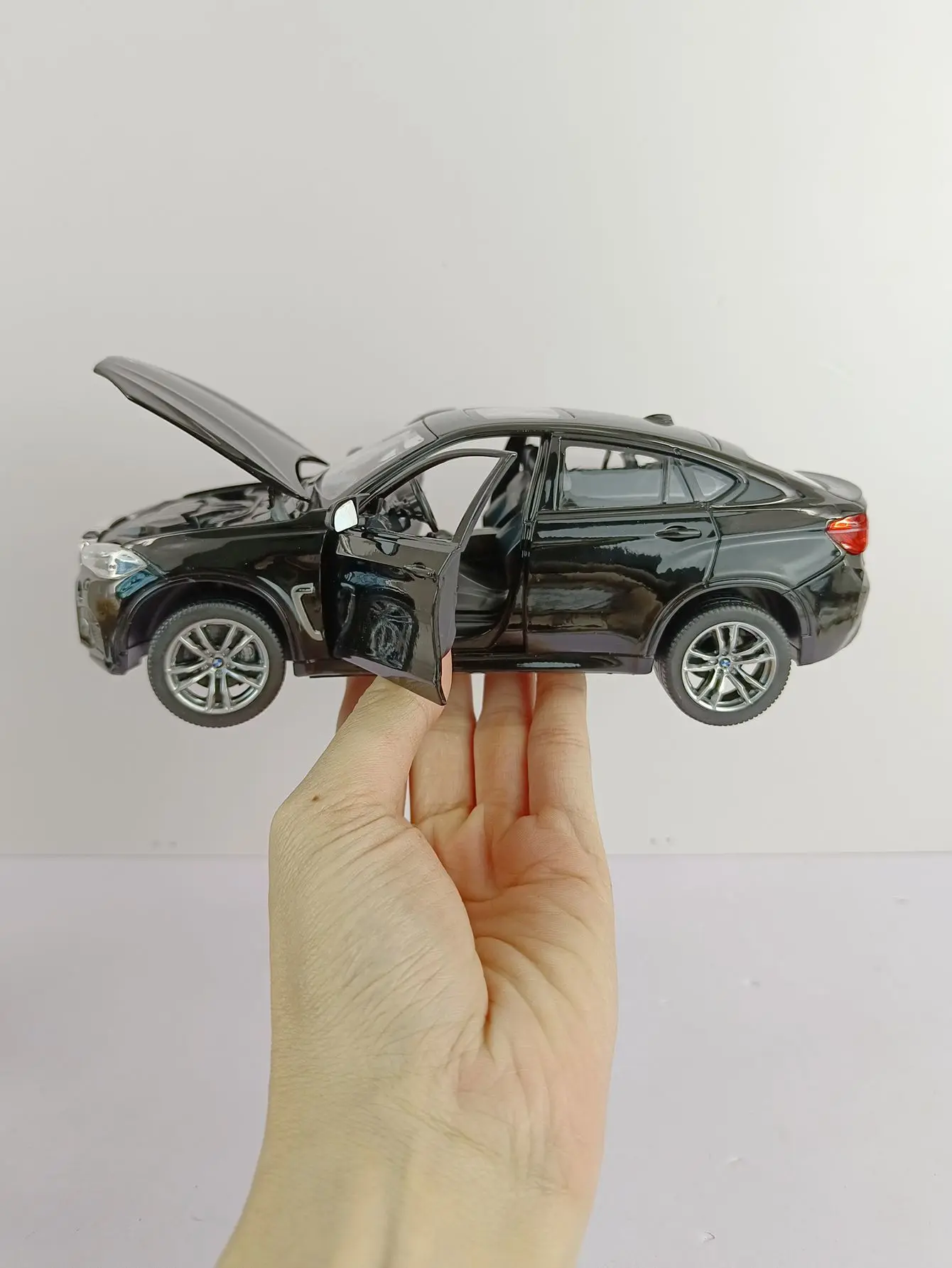 BMW X6M Coupe 1/24 Scale Diecast Model 6 BMW X6M Coupe 1/24 Scale Diecast Model - Image 6
