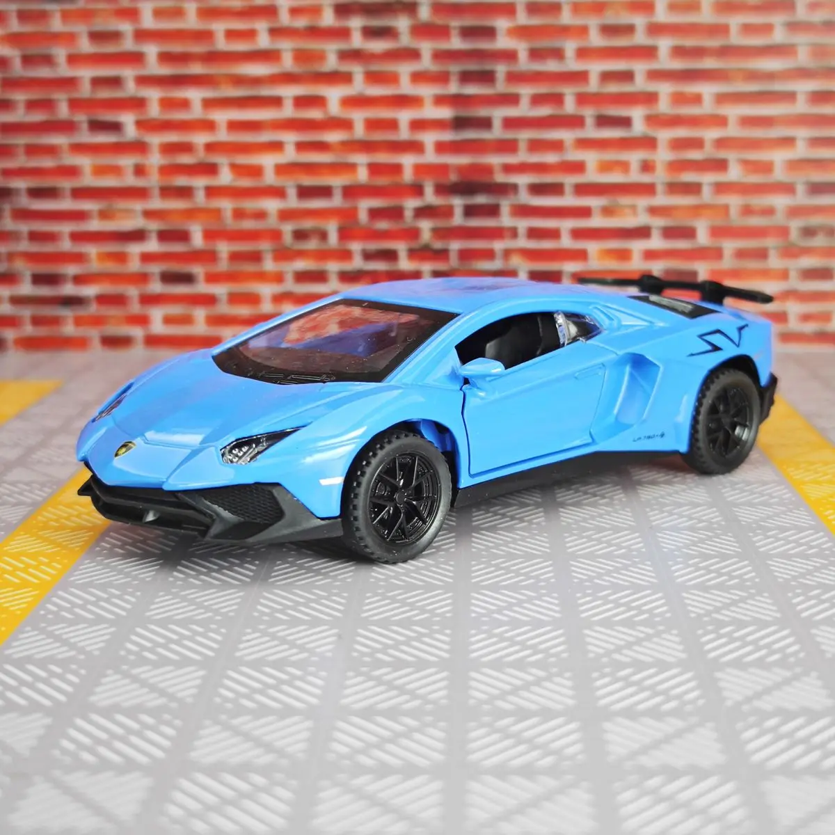 Lamborghini LP750 1:32 Scale Die-Cast Model 9 Lamborghini LP750 1:32 Scale Die-Cast Model - Image 9