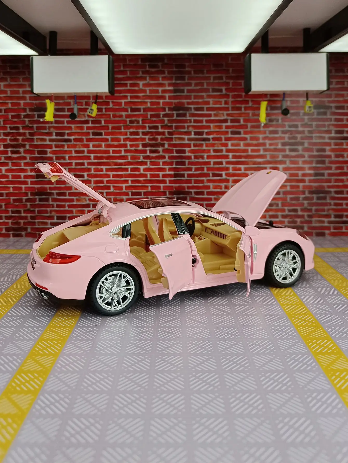 1:24 Scale Paramela Sport Car Diecast Model 3 1:24 Scale Paramela Sport Car Diecast Model - Image 3