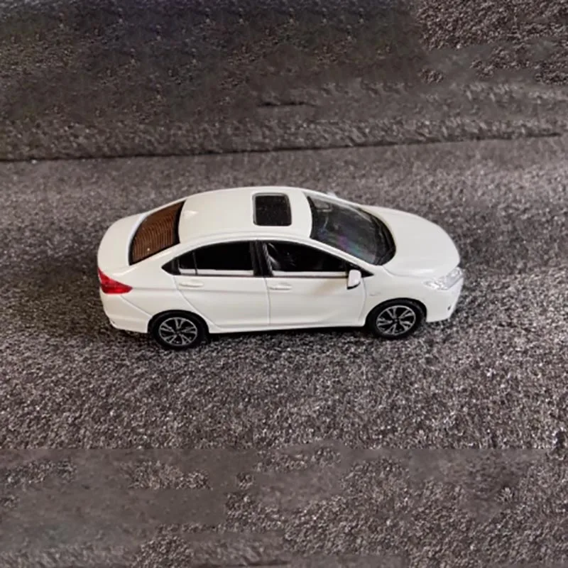 1:43 Scale Glossy Diecast Car Model 5 1:43 Scale Glossy Diecast Car Model - Image 5