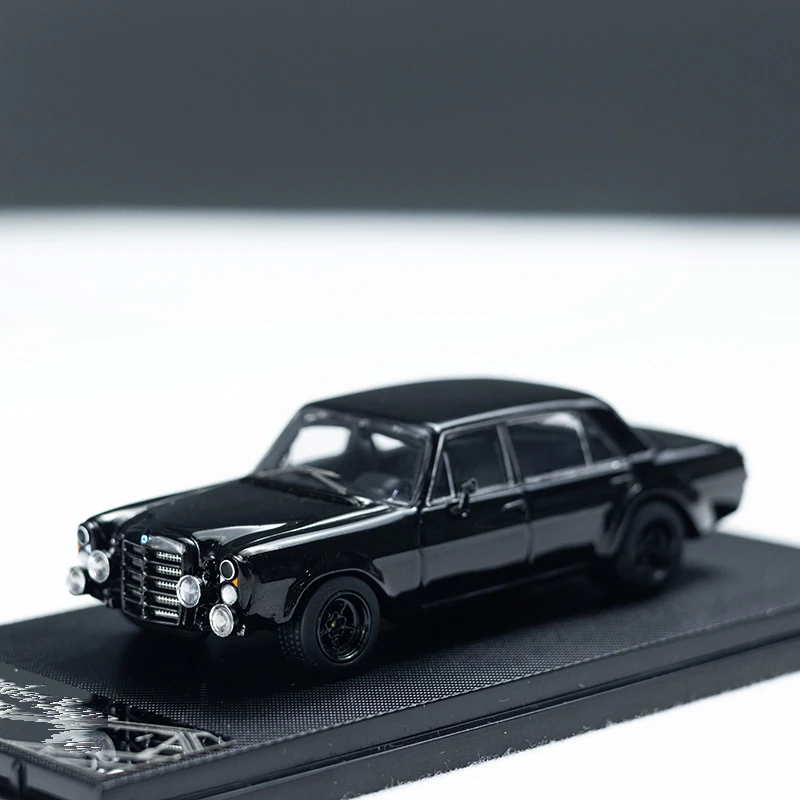 Liberty 64 1:64 Scale 300 SEL Diecast Model 7 Liberty 64 1:64 Scale 300 SEL Diecast Model - Image 7