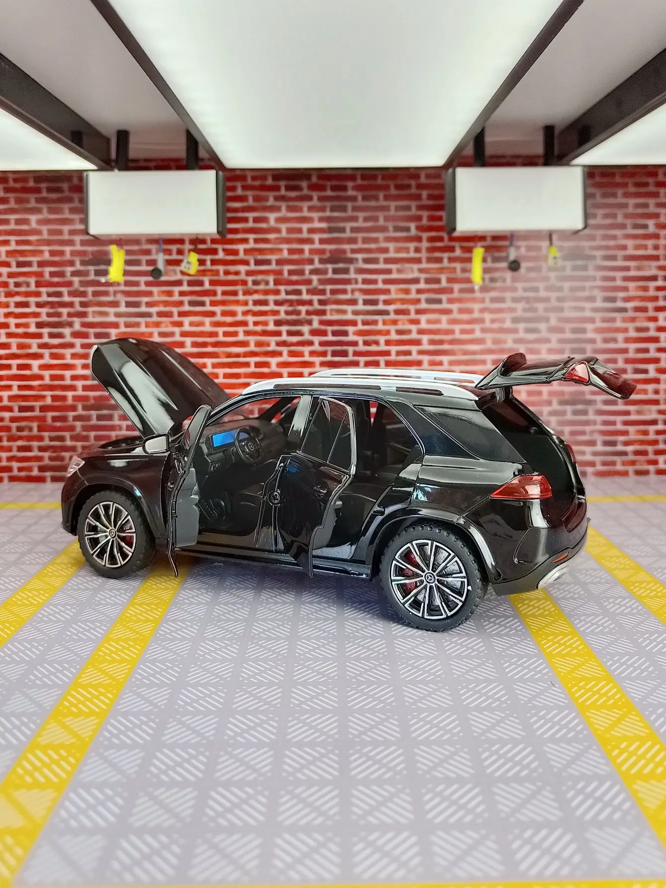 1:24 Mercedes Benz GLE350 Diecast Model 2 1:24 Mercedes Benz GLE350 Diecast Model - Image 2