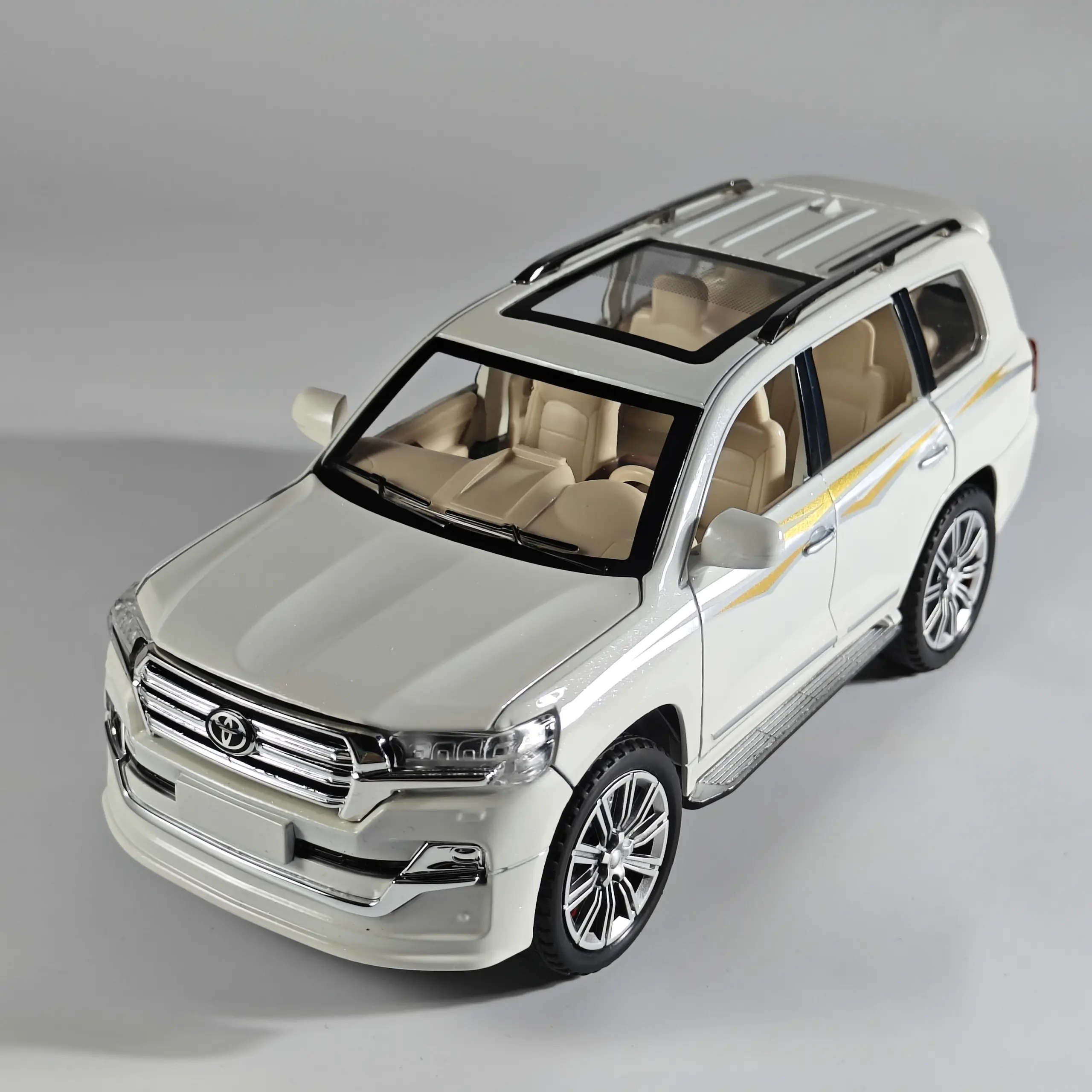 Diecast Toyota Land Cruiser 1:24 Scale Model 5 Diecast Toyota Land Cruiser 1:24 Scale Model - Image 5