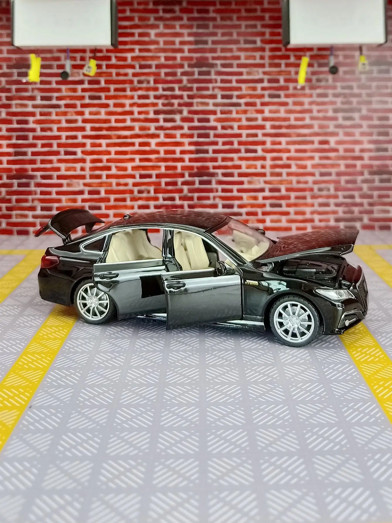 1:32 Scale Alloy Diecast Car Model 6 1:32 Scale Alloy Diecast Car Model - Image 6