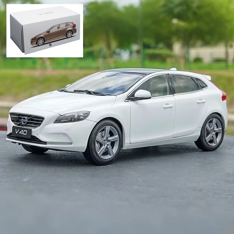 Volvo V40 1:18 Diecast Model SUV Collector's Item 9 Volvo V40 1:18 Diecast Model SUV Collector's Item - Image 9