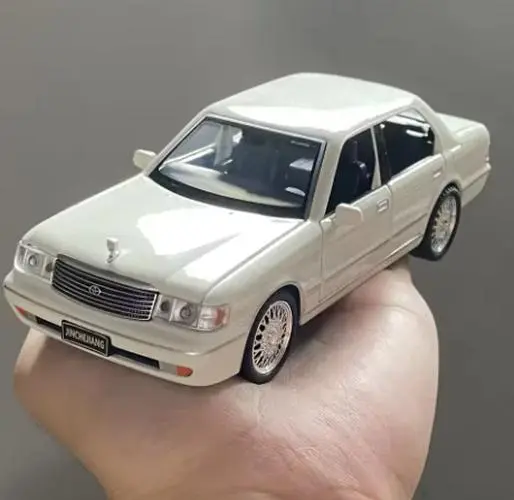 Toyota Crown Royal 1:32 Diecast Model 2 Toyota Crown Royal 1:32 Diecast Model - Image 2