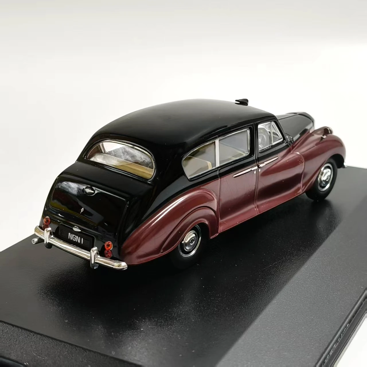 Vintage Austin Scale Model Car 1:43 4 Vintage Austin Scale Model Car 1:43 - Image 4