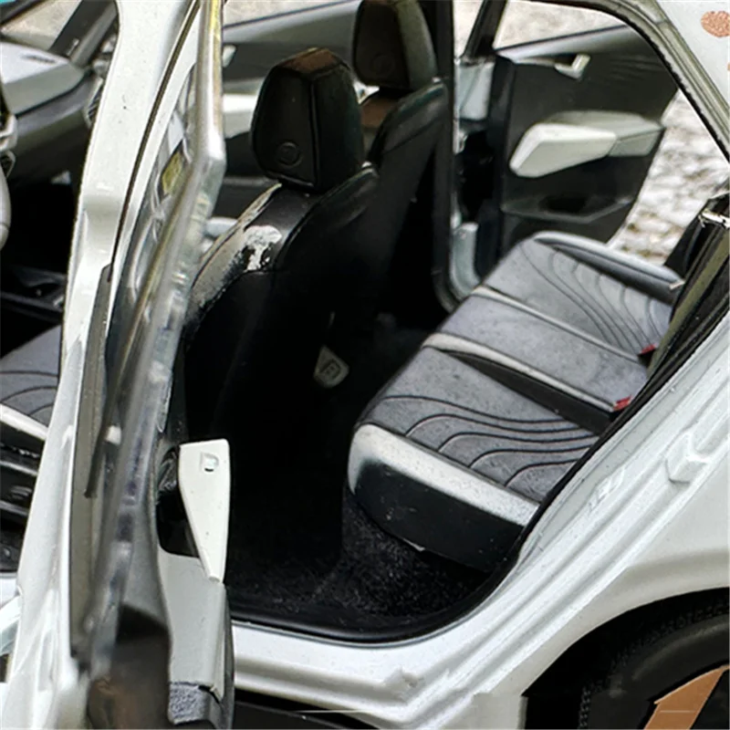 1:18 VW ID.3 SUV Diecast Model in Teal 4 1:18 VW ID.3 SUV Diecast Model in Teal - Image 4