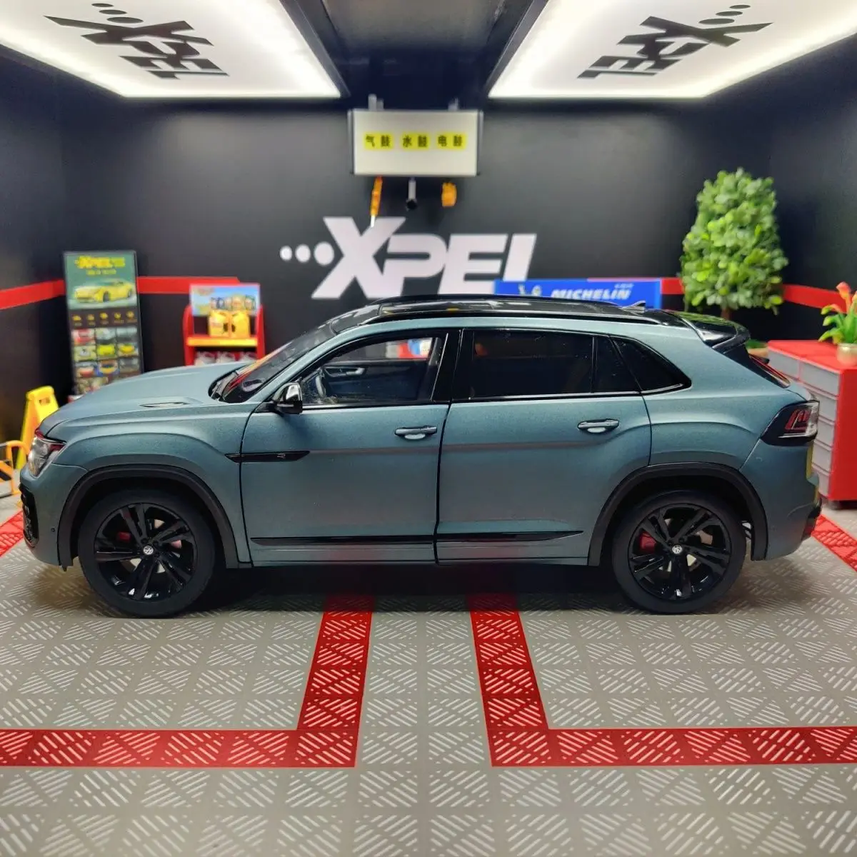 Volkswagen Teramont X SUV 1:18 Diecast Model 5 Volkswagen Teramont X SUV 1:18 Diecast Model - Image 5