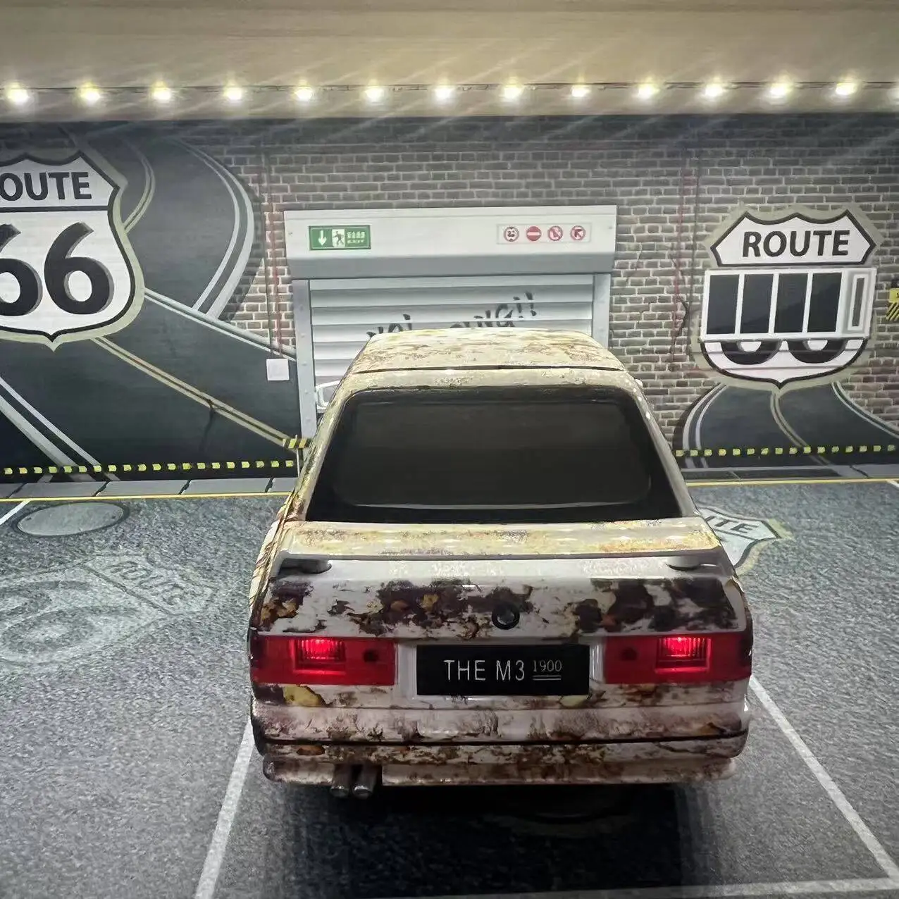 Rusted 1988 BMW M3 E30 Diecast Model 6 Rusted 1988 BMW M3 E30 Diecast Model - Image 6