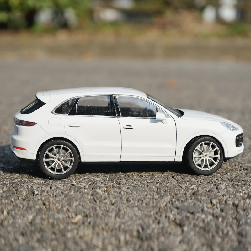 1:24 Porsche Cayenne Turbo Diecast Model 4 1:24 Porsche Cayenne Turbo Diecast Model - Image 4