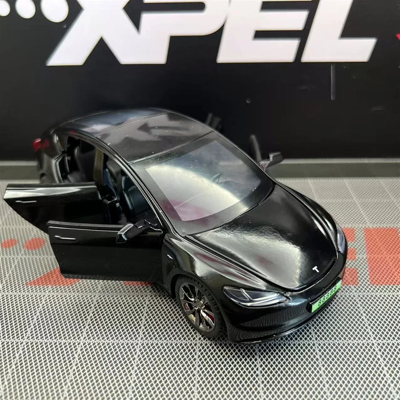 White 1:32 Scale Diecast Tesla Model 3 4 White 1:32 Scale Diecast Tesla Model 3 - Image 4