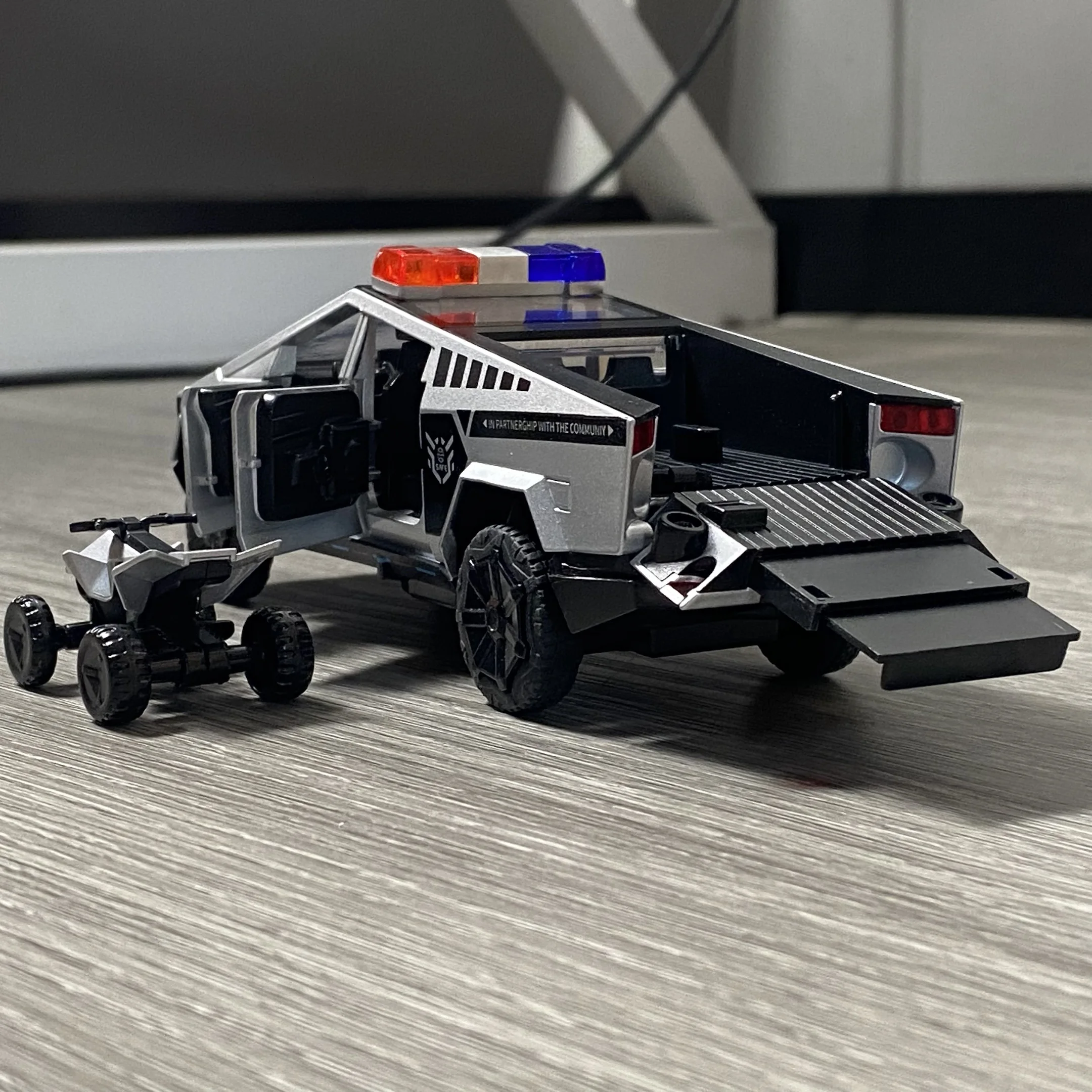 1:32 Scale Diecast Off-Road Police Pickup Truck 2 1:32 Scale Diecast Off-Road Police Pickup Truck - Image 2