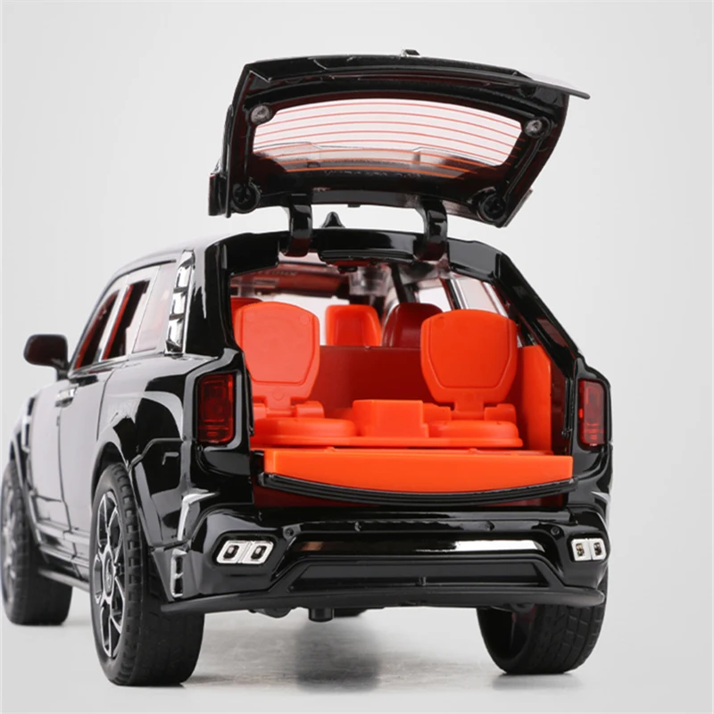 1:24 Scale Luxury SUV Diecast Model 5 1:24 Scale Luxury SUV Diecast Model - Image 5