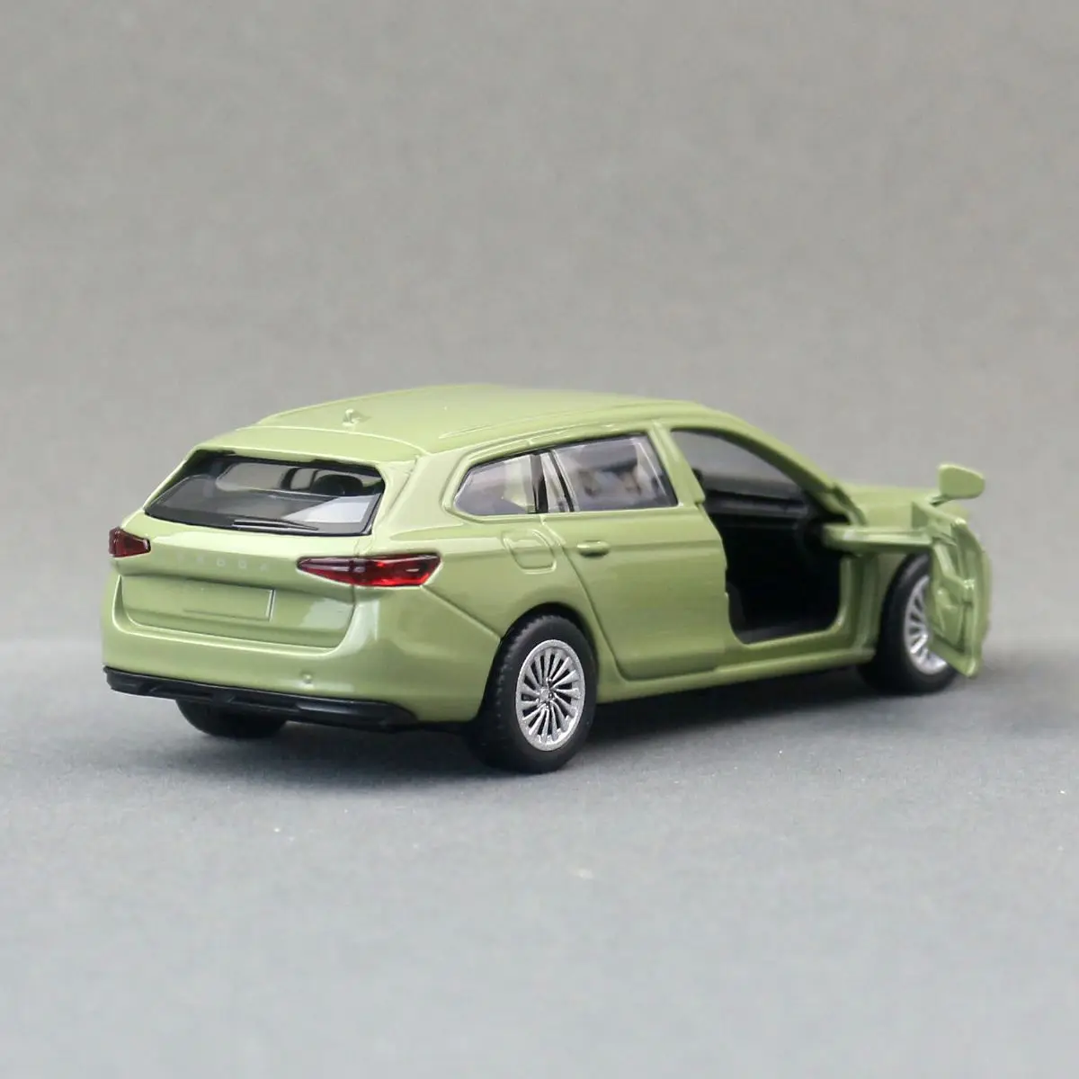1:43 Skoda Superb Combi Diecast Model 4 1:43 Skoda Superb Combi Diecast Model - Image 4