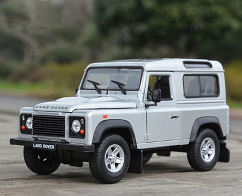 White Land Rover Defender Model 1:24 Scale 8 White Land Rover Defender Model 1:24 Scale - Image 8