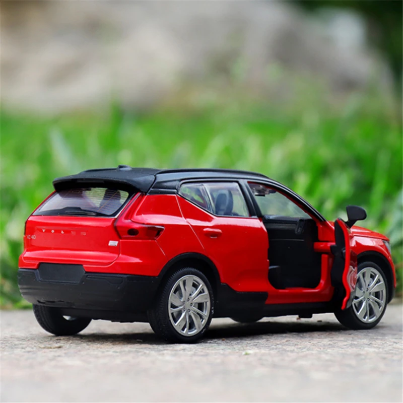 Volvo XC40 1:32 Scale Diecast Model Black 5 Volvo XC40 1:32 Scale Diecast Model Black - Image 5