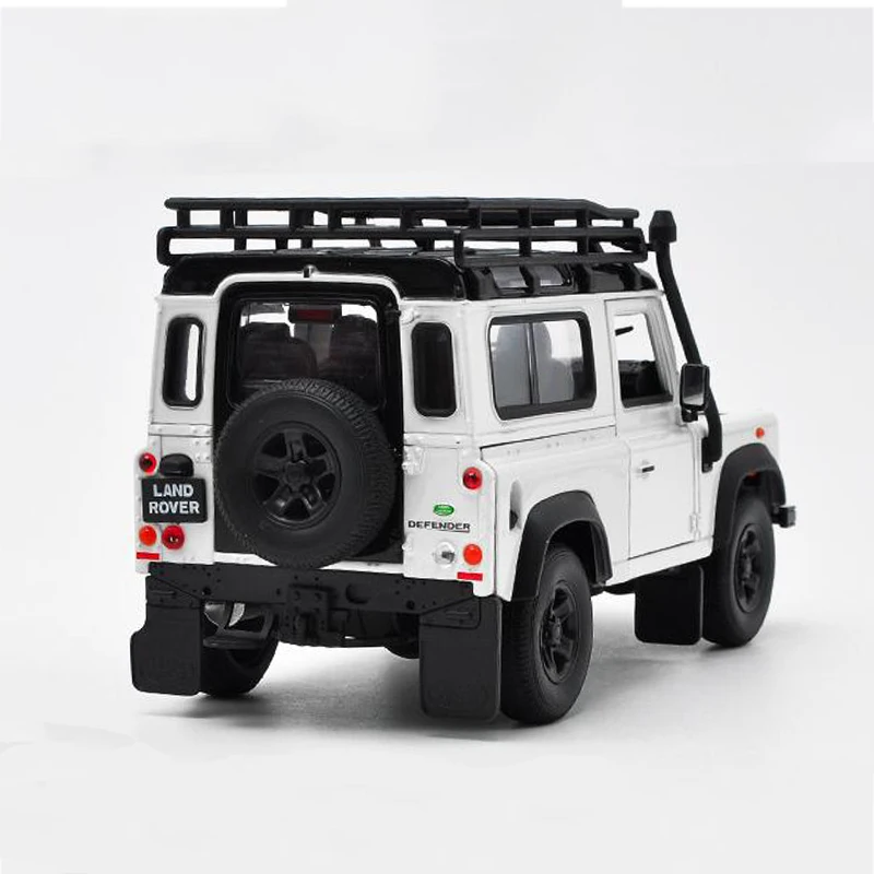White Land Rover Defender Model 1:24 Scale 5 White Land Rover Defender Model 1:24 Scale - Image 5