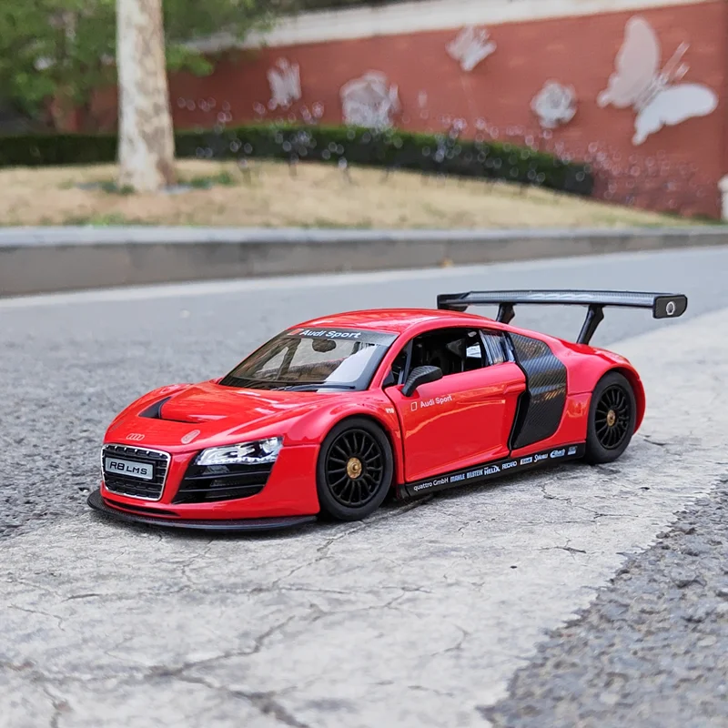 White Audi R8 1:24 Diecast Model for Collectors 7 White Audi R8 1:24 Diecast Model for Collectors - Image 7